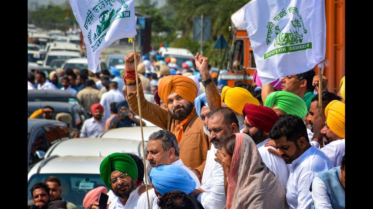 Congress leader Navjot Singh Sidhu with supporters, marches towards Uttar Pradesh’s Lakhimpur Kheri district. Pic/PTI