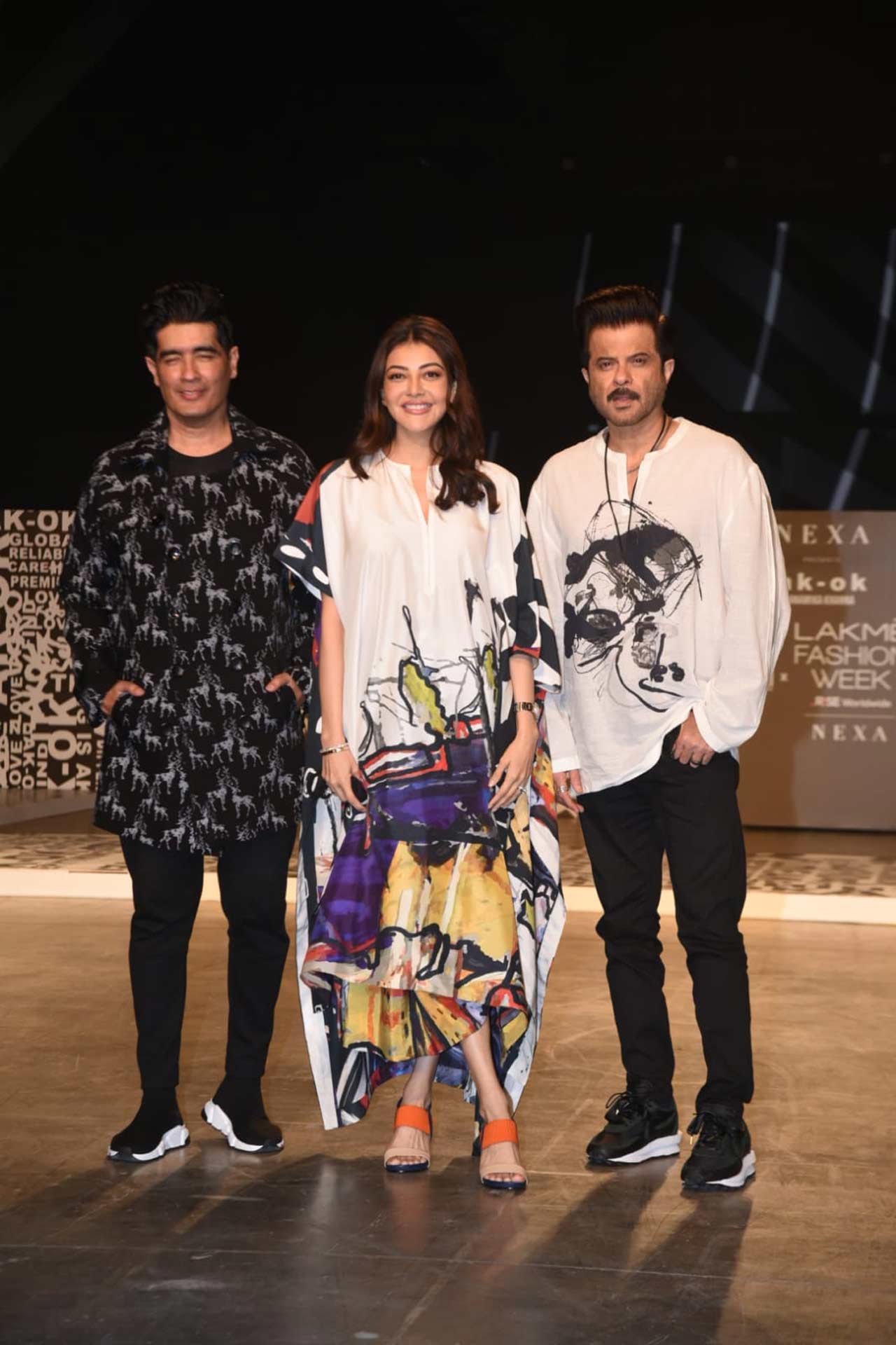 Kajal Aggarwal posed for the shutterbugs along with popular designer Manish Malhotra and Bollywood actor Anil Kapoor. The Singham actress walked the ramp with her husband Gautam Kitchlu at LFW Day 4.