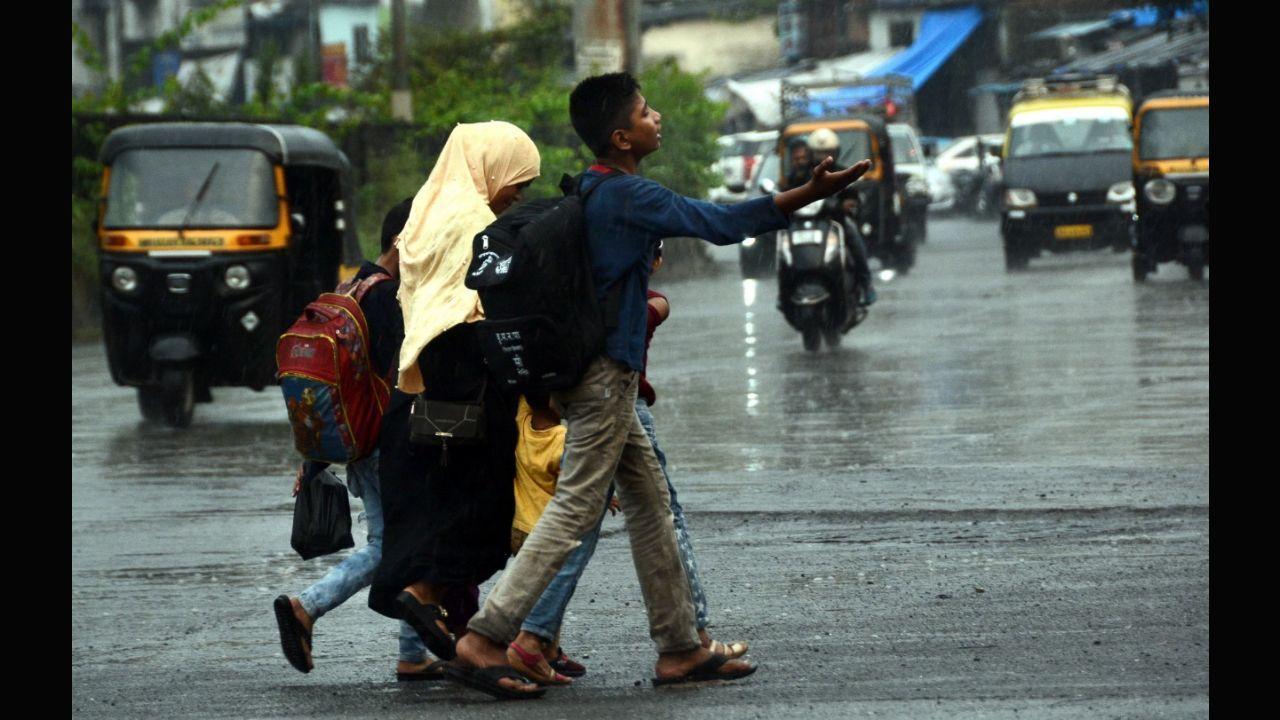 Thane district administration issues heavy rain warning