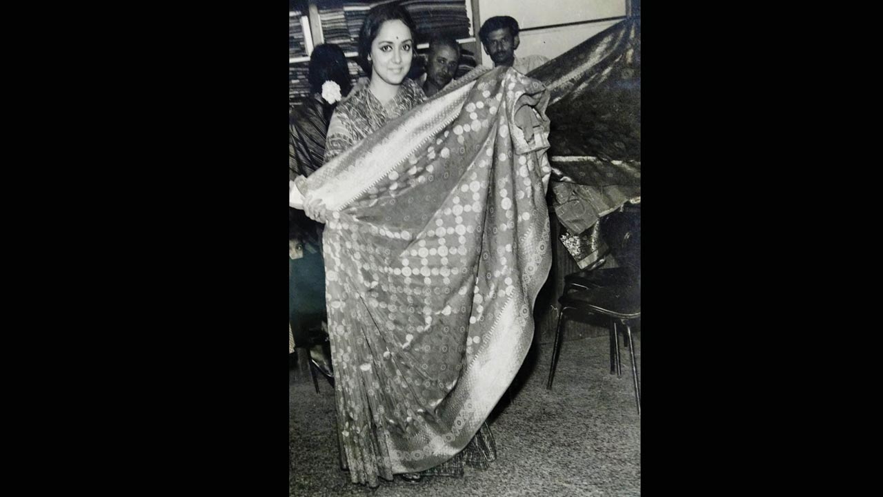 Hema Malini choosing Banarasi sarees in 1972. Pics courtesy/Kamlesh Sanghavi