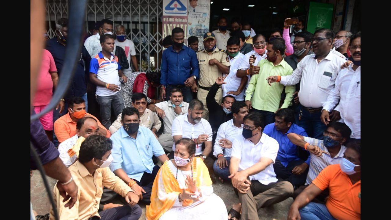 Mumbai Mayor Kishori Pednekar staged a protest with Shiv Sena workers at Worli naka. Pic/Bipin Kokate
 