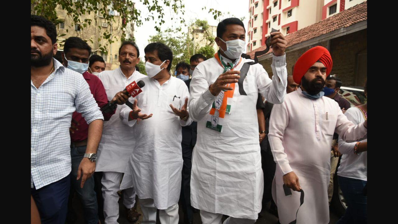 Congress leaders reach Raj Bhavan for their silent protest. Pic/Soorya Karkera
