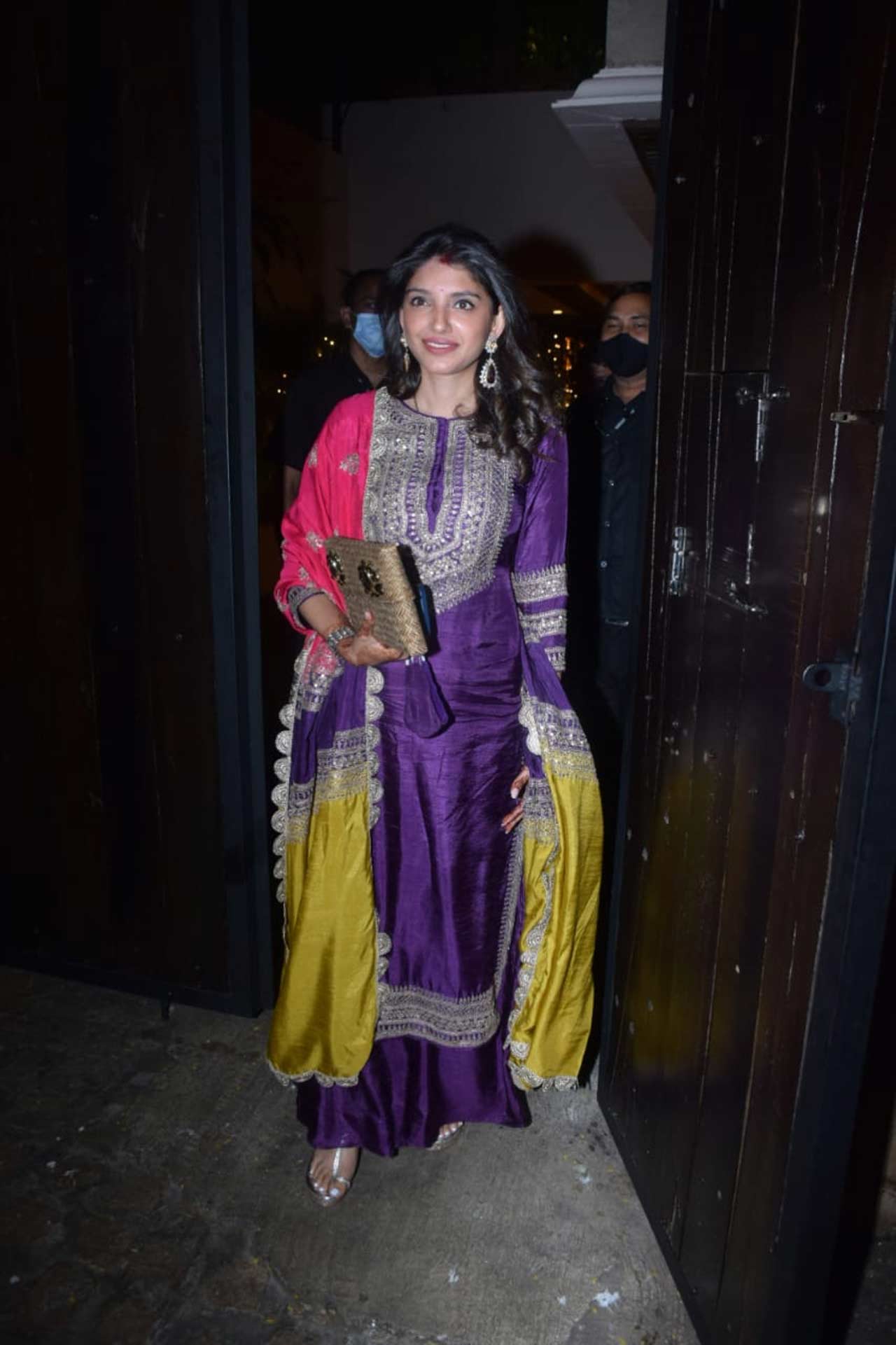 Karwa Chauth 2021: 5 Stunning Outfit Ideas For Women - EBNW Story