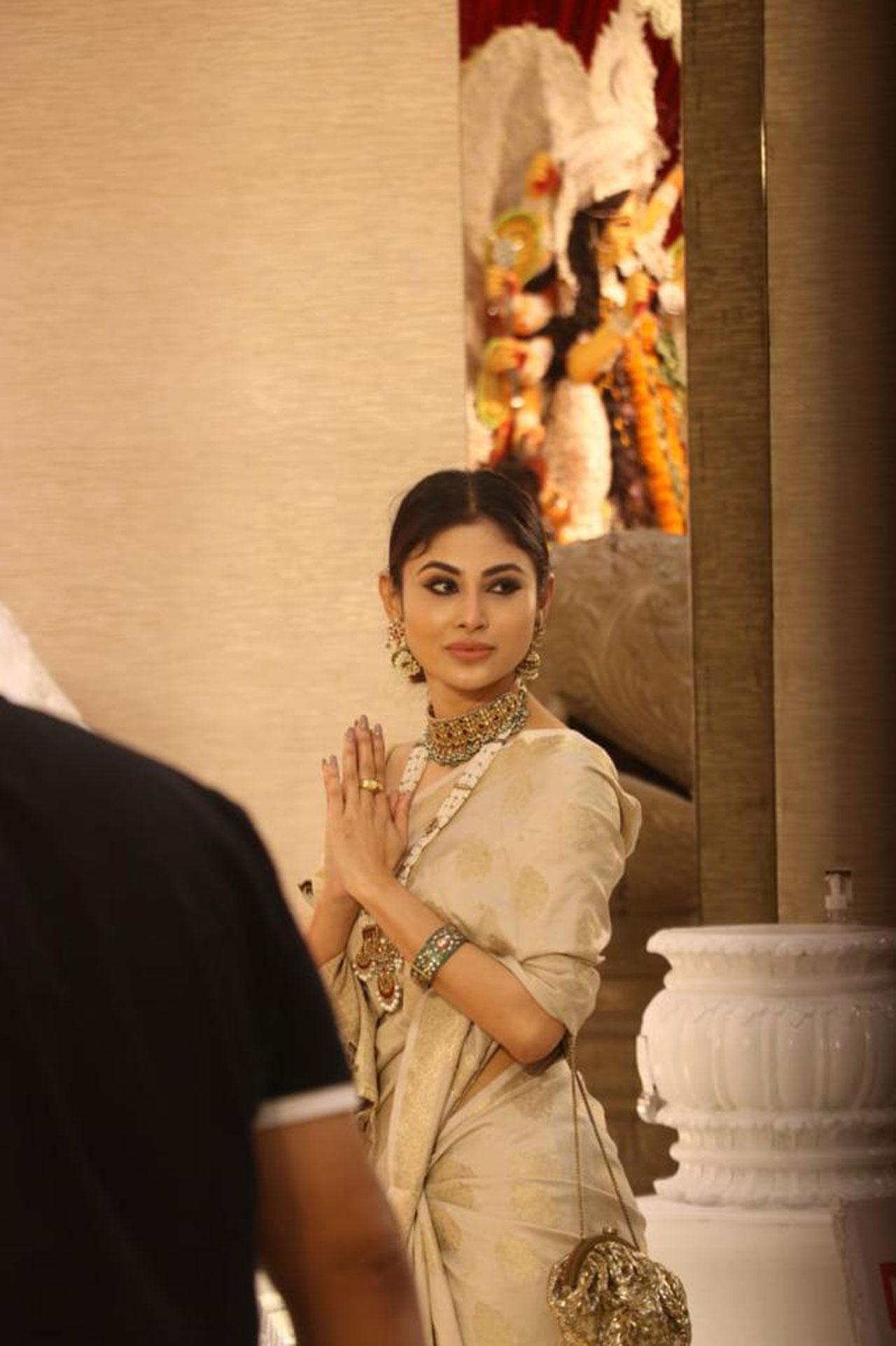 Mouni Roy too offered prayers to goddess Durga on Maha Ashtami. The Naagin actress visits Durga pandal every year. She looked gorgeous in a beige saree. (Pic: Pallav Paliwal) 