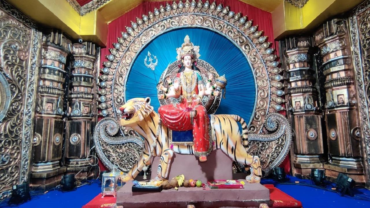 Religious places reopen in Maharashtra; CM visits Mumbai temple on 1st day of Navratri
