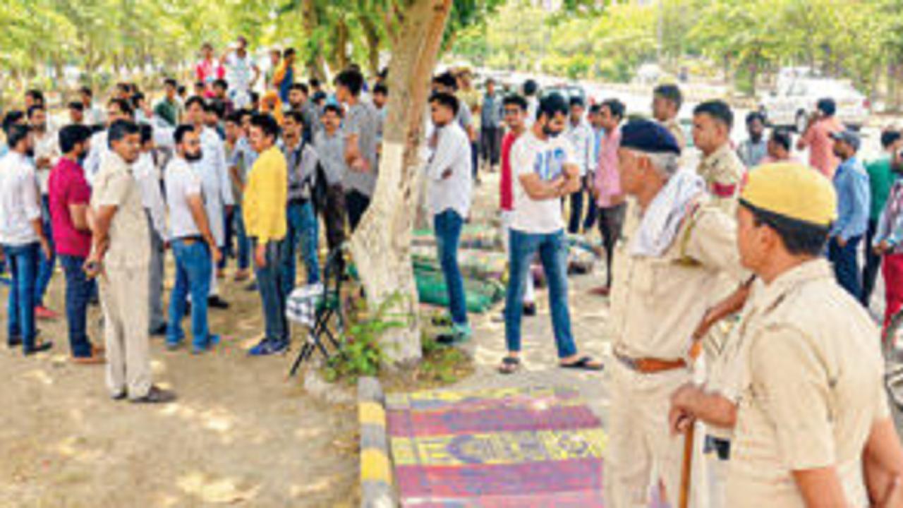 Several detained in Gurugram for protesting against 'namaz'