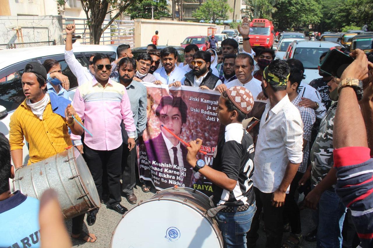 The enthusiasm of the fans gathered outside Mannat was unmatched. They held out huge posters with pictures of Aryan Khan and powerful messages in support of Shah Rukh Khan and his family.