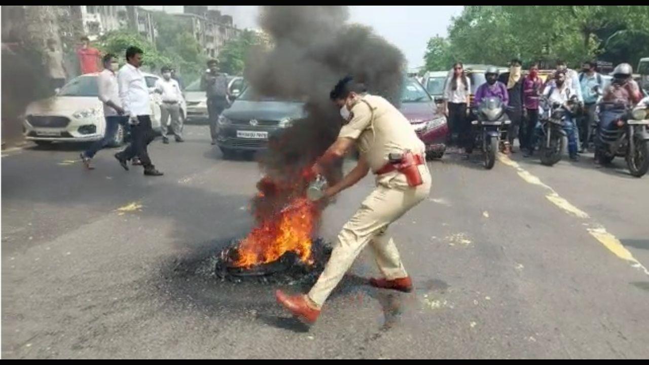 Shiv Sena workers burnt tyres on the Eastern Express Highway in Vikhroli. Pic/Rajesh Gupta