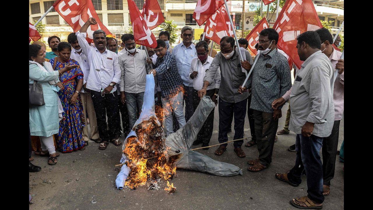 Movement of trains was disrupted in Punjab’s Ludhiana, Amritsar, Jalandhar, Moga, Patiala and Ferozepur and Haryana’s Charkhi Dadri, Sonipat, Kurukshetra, Jind, Karnal and Hisar towns, PTI reported. Pic/PTI