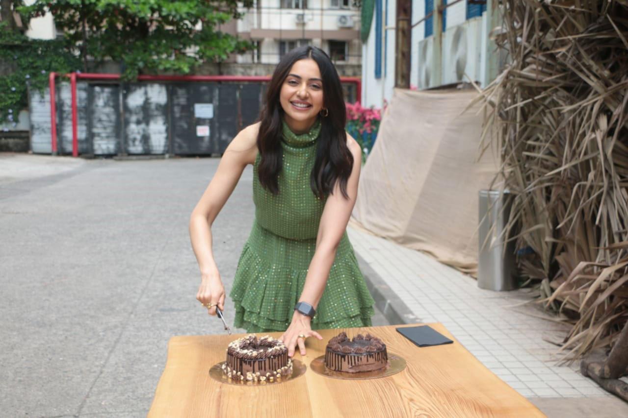Rakul Preet Singh cut few cakes with the paparazzi at the party venue before heading in to party hard. Though Jackky Bhagnani was not to be spotted, several guests made their way to join the celebration.