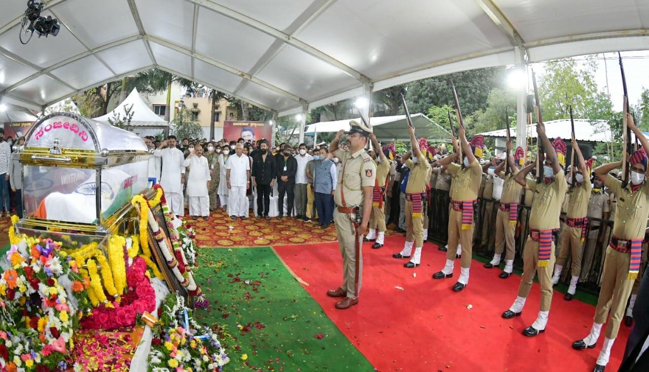 He was wrapped in the tricolor and security forces fired in the air as a mark of respect for the legacy he left behind with his incredible body of work and his contribution of Indian Cinema.