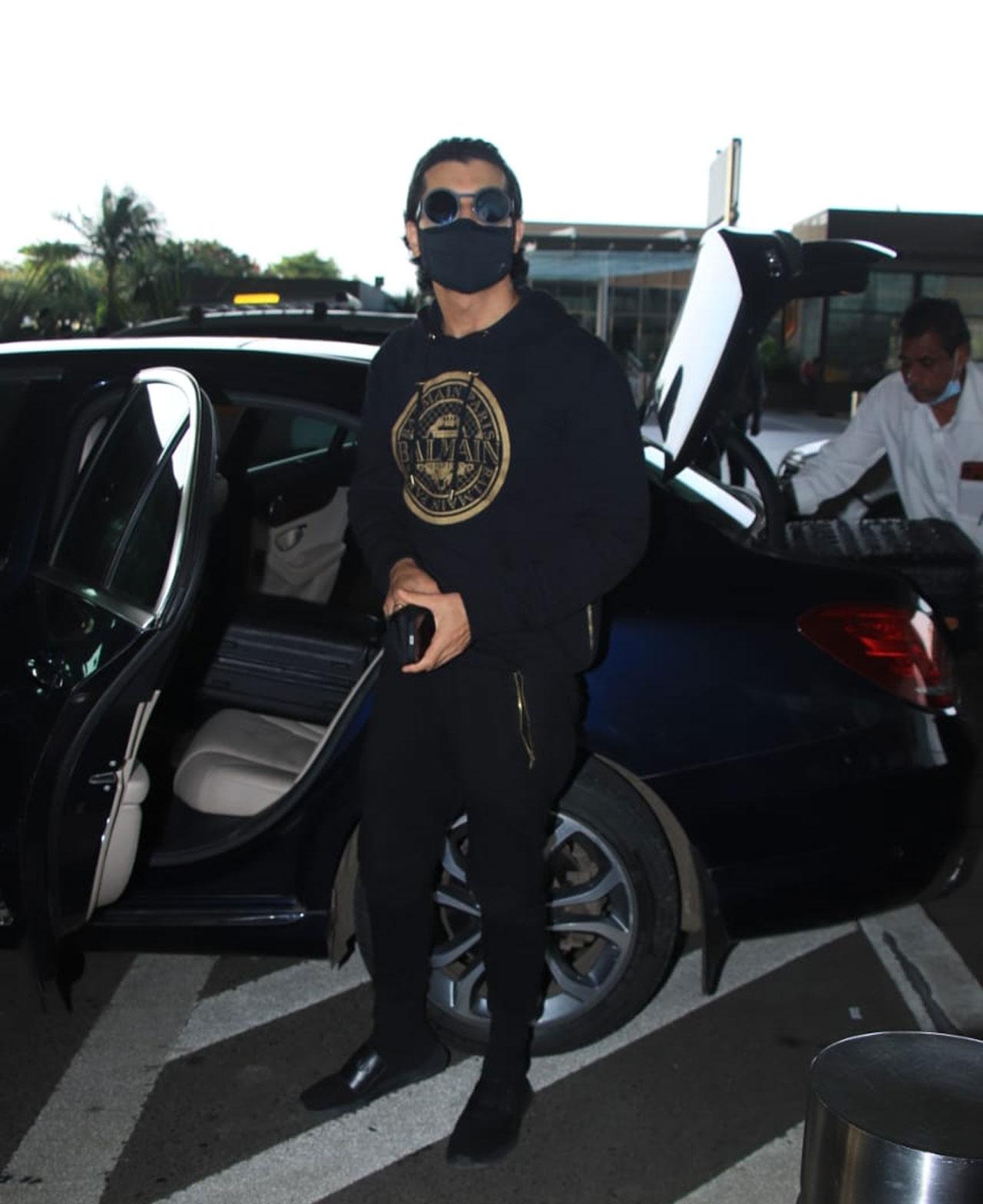 Actor Sharad Malhotra was spotted at the airport and was looking dapper in his airport look that was nothing less than stylish and dapper. He carried his black outfit with elan and ease. 