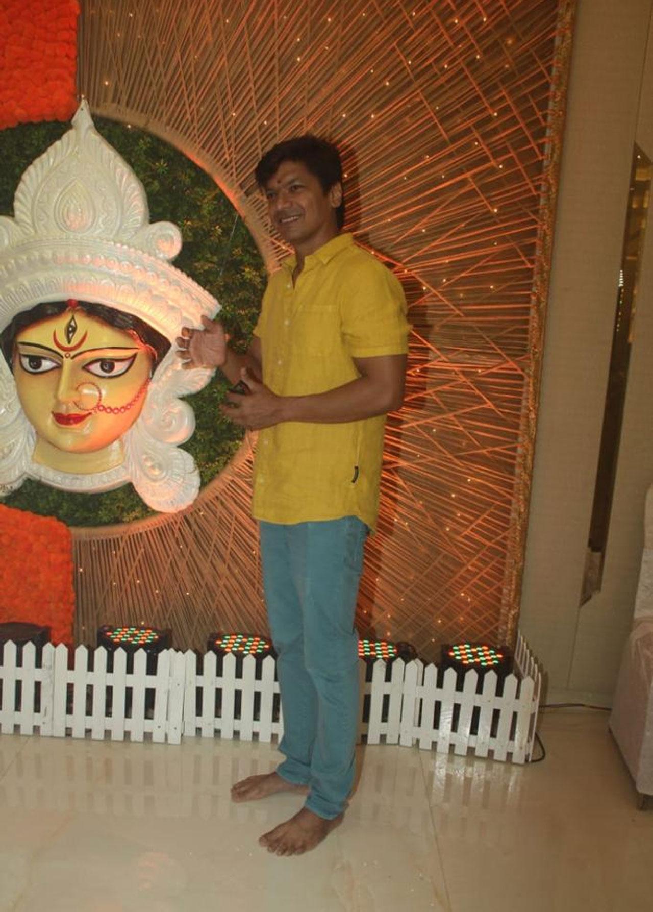 Shaan also arrived to seek the blessings of Goddess Durga. He became a singing sensation with his single Tanha Dil in the late 90s and has lent his voice to films like Jab We Met, Partner, Saawariya, Pyaar Mein Kabhi Kabhi, Jhankaar Beats, and many more blockbusters. 
