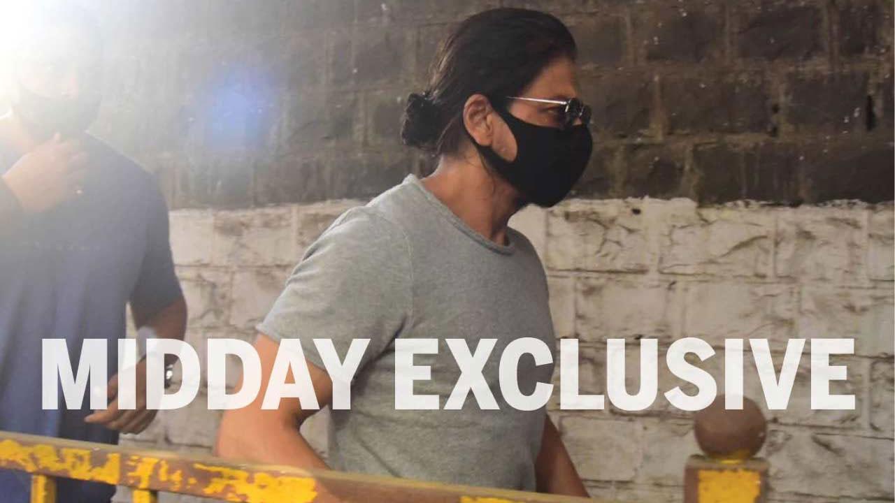 Shah Rukh Khan wins the Internet as he greets crowd with folded hands outside Arthur Road jail