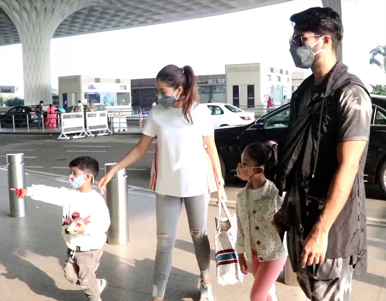 While both the kids were surprised looking at the cameras, Shahid Kapoor had a message to all the paparazzi who were busy clicking their pictures at the Mumbai airport. The actor surprised his fans with a jacket that read ' No Photography'.