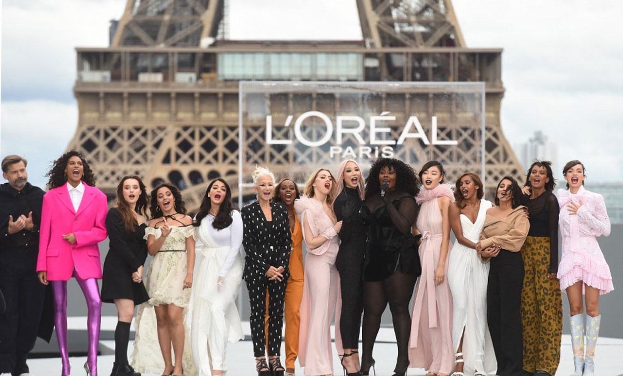 All the models of the Paris Fashion Week 2021 came together for a perfect picture and everyone was looking gorgeous to say the least. They all could be seen giving a shoutout and enjoying their time together.