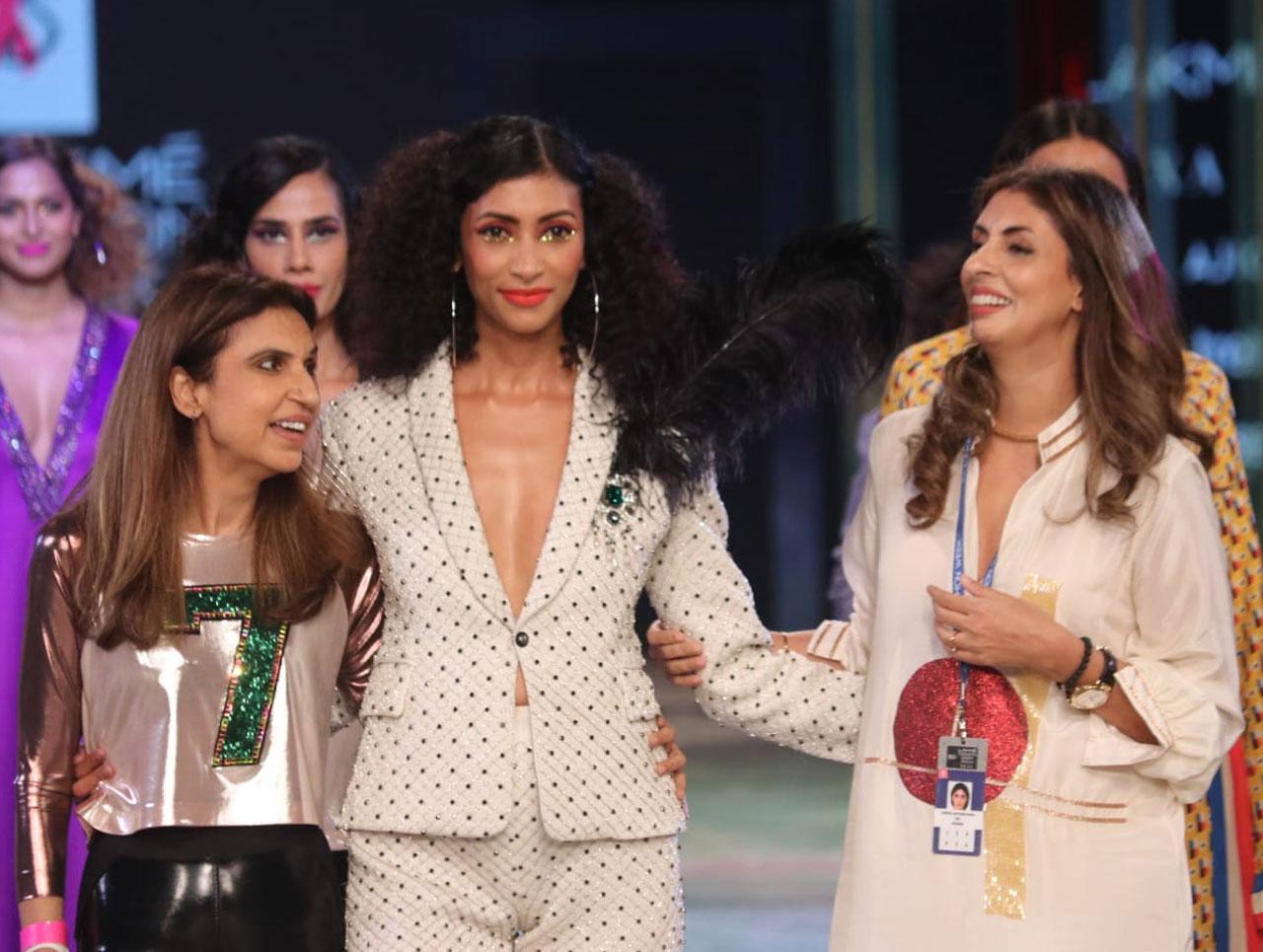 Shweta Bachchan Nanda even walked the ramp for Monisha Jaising and was captured in a candid, charming moment with the rest of the models. 