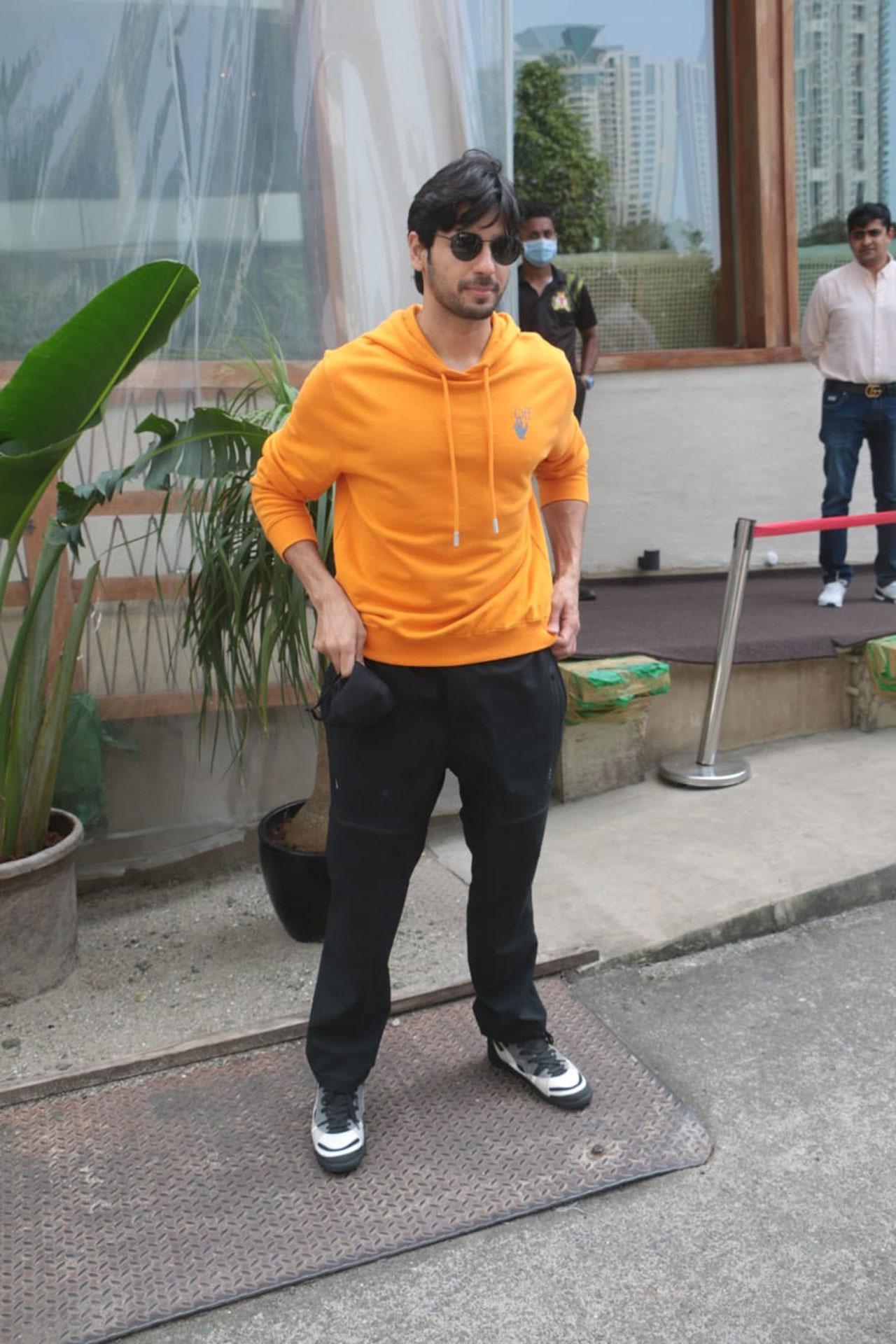 Sidharth Malhotra looked bright in an orange tee. Seems like he was following the dress code for day 4 of Navratri. Sidharth and Rakul co-starred in Aiyaary.