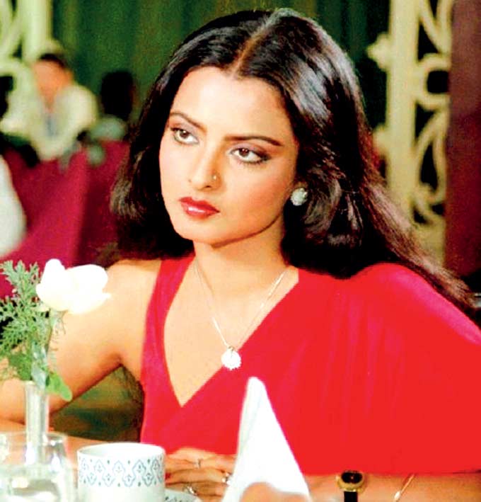 Silsila (1981) - Yash Chopra's Chandni had the ravishing actress in her gorgeous chiffons gyrating to Yeh kahan aa gaye hum and, Dekha ek khwab alongside Amitabh Bachchan.