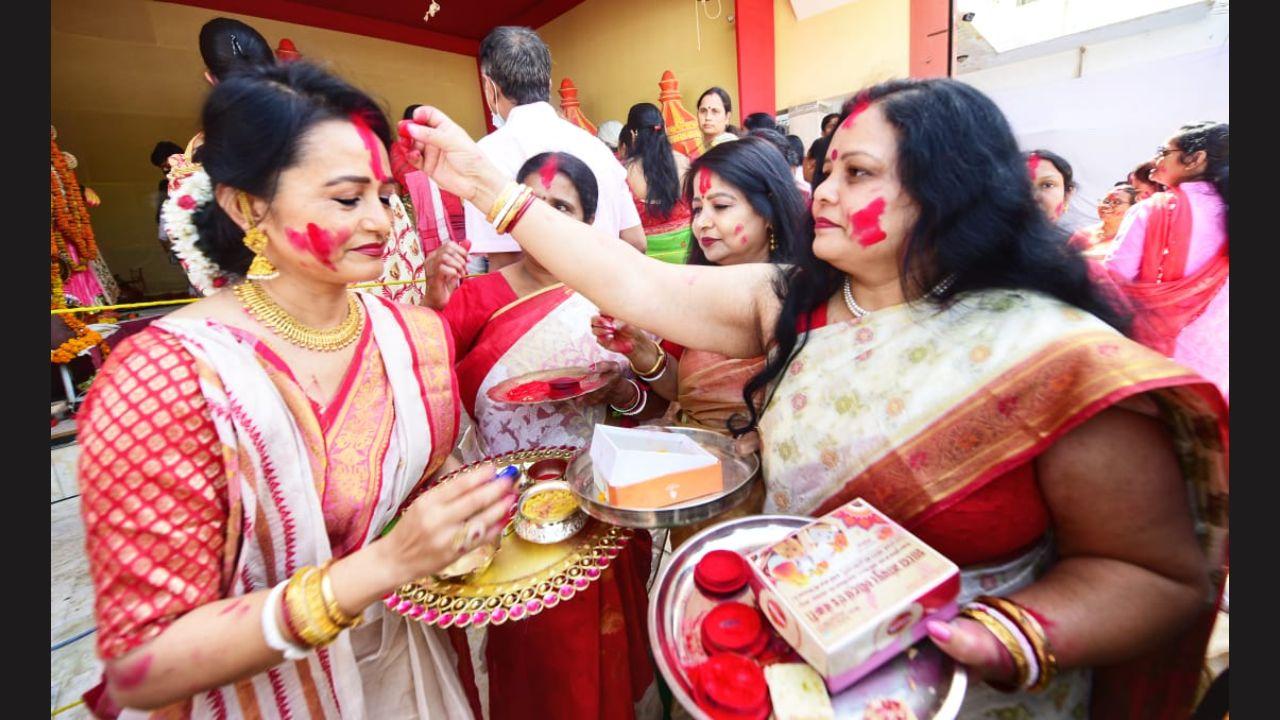 According to one theory, the tradition originated around 200 years ago in the Durga Pujas of the zamindar houses to usher bonhomie among the housewives. Pic/Pallav Paliwal