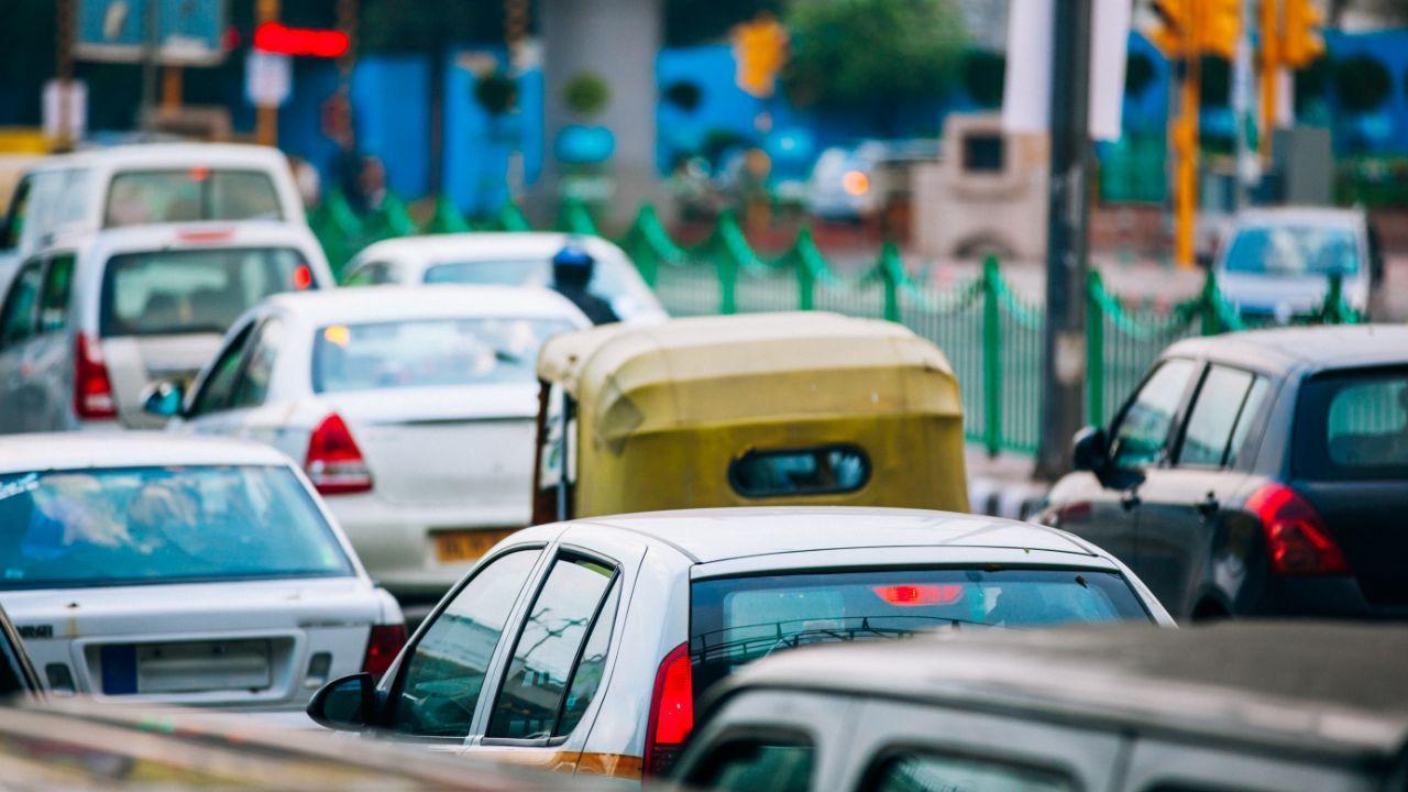 Maharashtra: Heavy traffic jam on road connecting to Mumbai-Ahmedabad highway after oil tanker accident