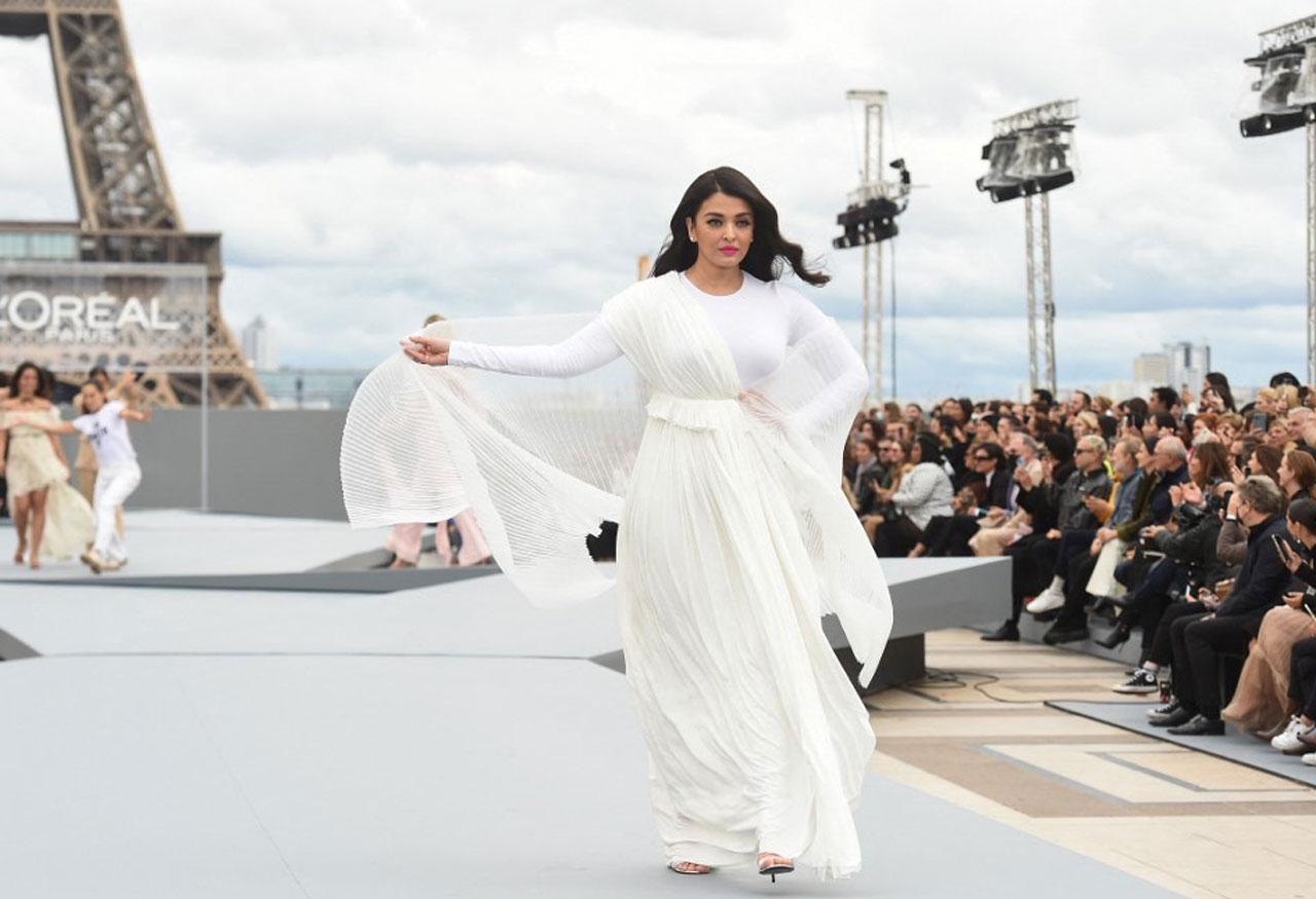 Aishwarya Rai Bachchan wore a stunning white outfit on the ramp and carried it with ease and enigma. 