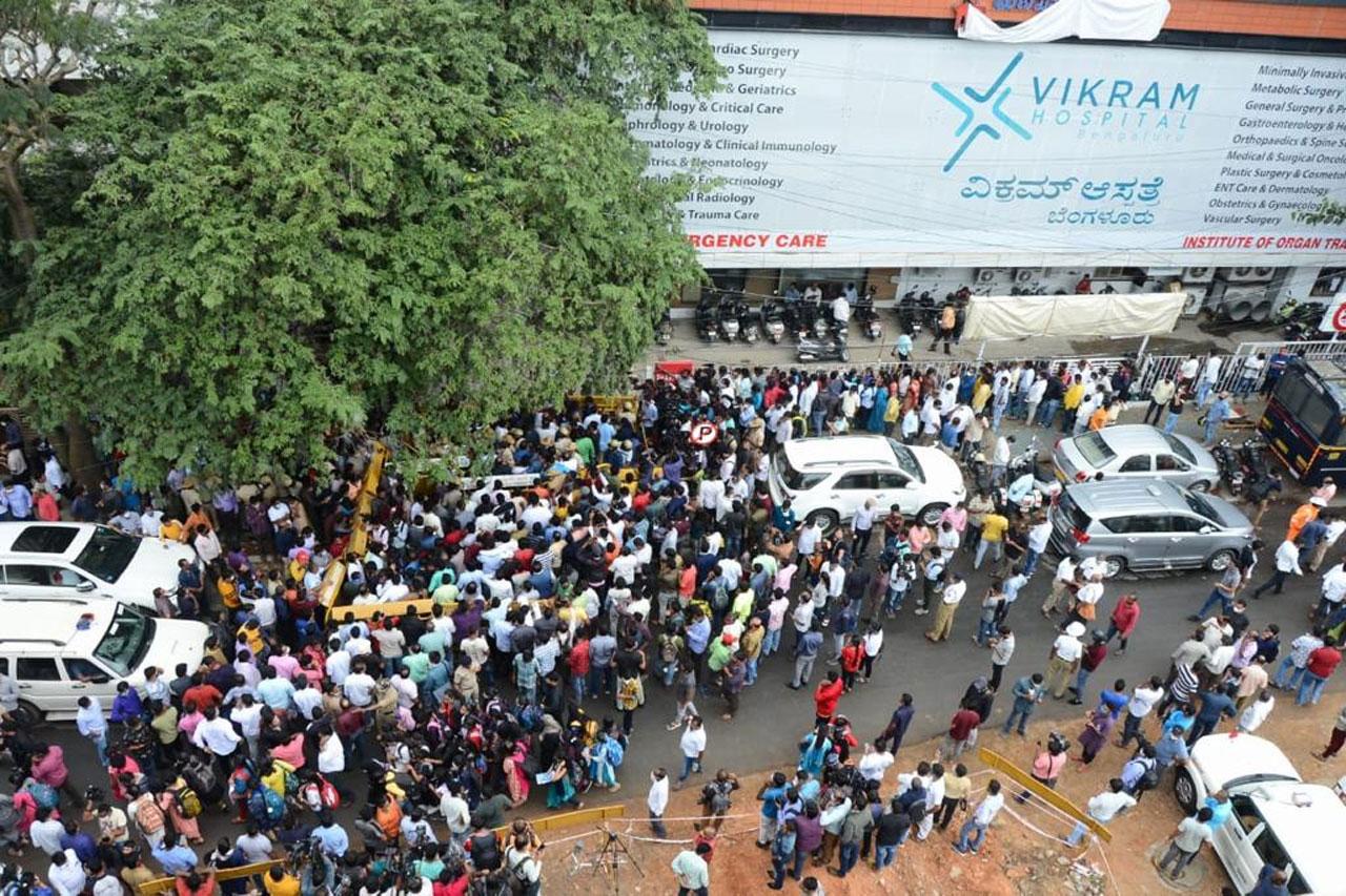 The frenzy outside Vikram Hospital was massive. Heartbroken fans amassed in huge numbers and police forces could also be seen trying to control the emotions of the people.