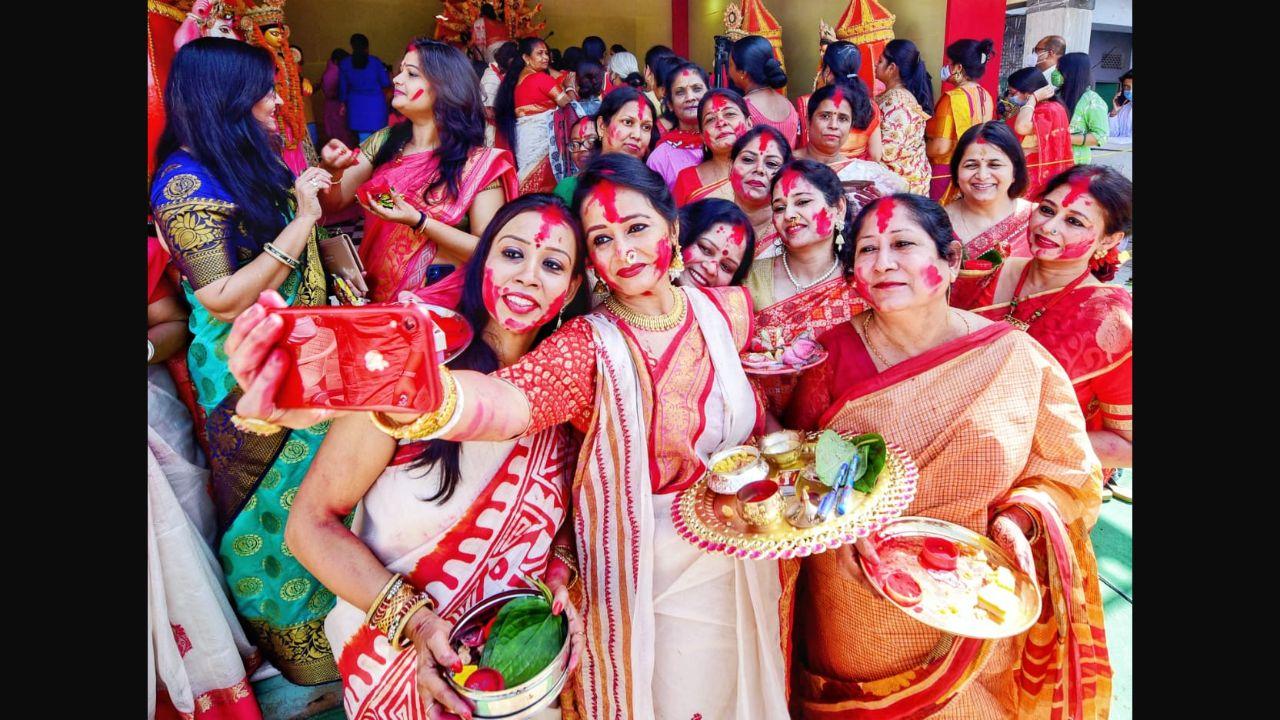 Married woman taking a selfie during the Sindur Khela ritual in Jaipur, Rajasthan. Sindur Khela is regarded as one of the most important rituals of Vijayadashami. Pic/Pallav Paliwal