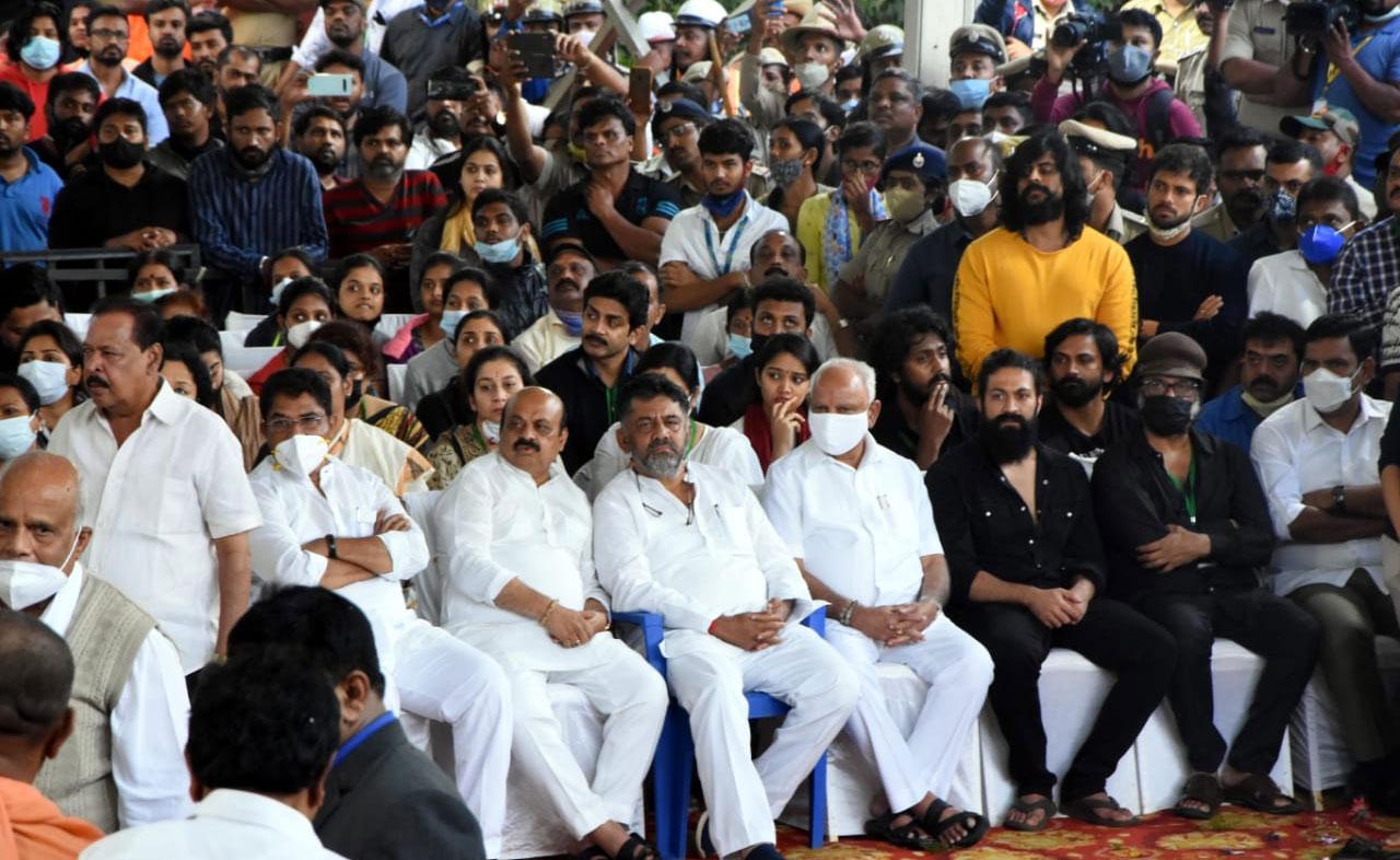 The passing away of Kannada star Puneeth Rajkumar on October 29 shocked the nation alike. He was only 46. His last rites were performed today at Sree Kanteerava Studios in Bengaluru with full state honours. The last rites were attended by stars like Chiranjeevi and Yash.