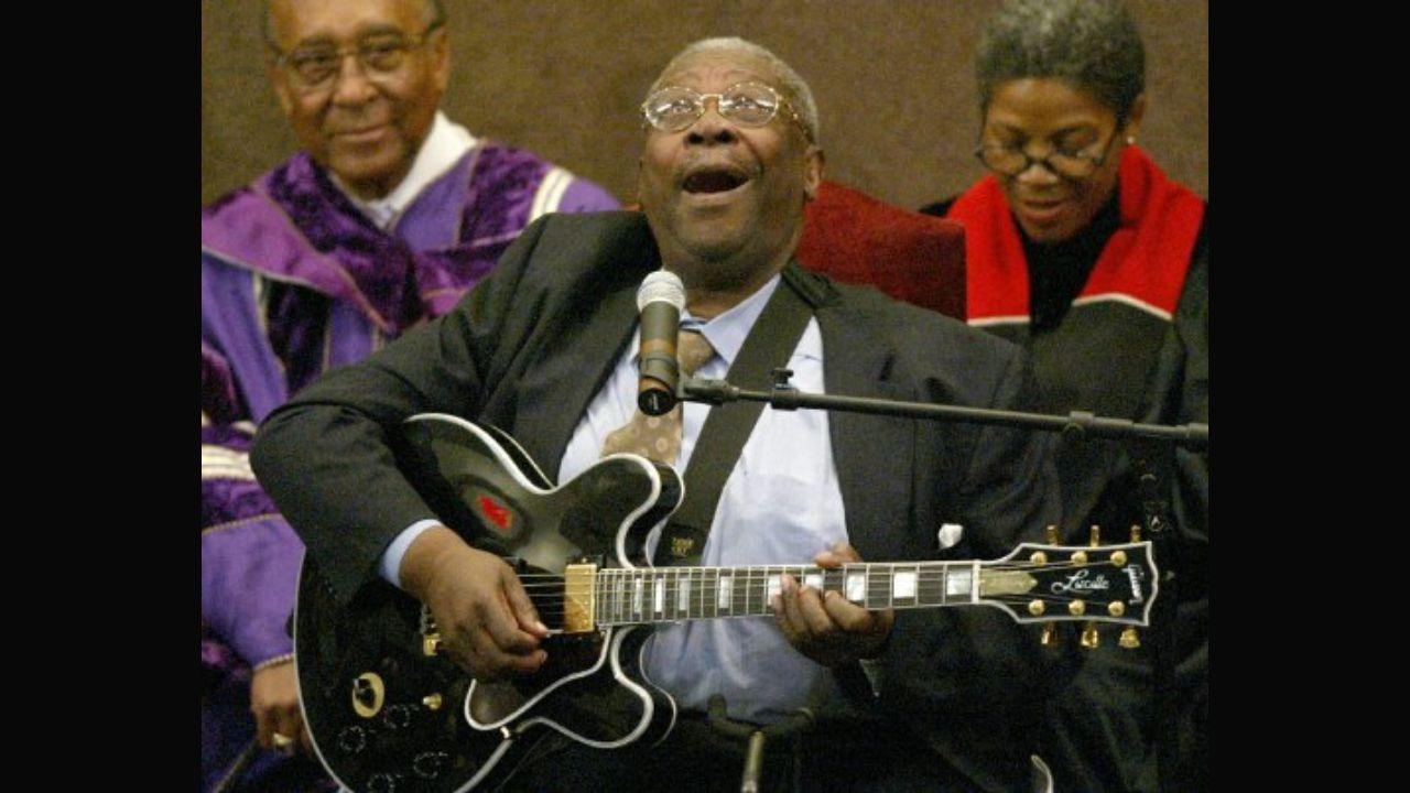 Ray Charles passed away on June 10, 2004 at the age of 73 due to health complications resulting in liver failure. Some of the all-time greats like Stevie Wonder, BB King, Glen Campbell and Wynton Marsalis played tributes at his funeral at the First African Methodist Episcopal Church of Los Angeles. In this photo, blues musician B.B. King performs during the funeral for legendary singer and musician Ray Charles at the First AME Church in Los Angeles on June 18, 2004. Photo: AFP