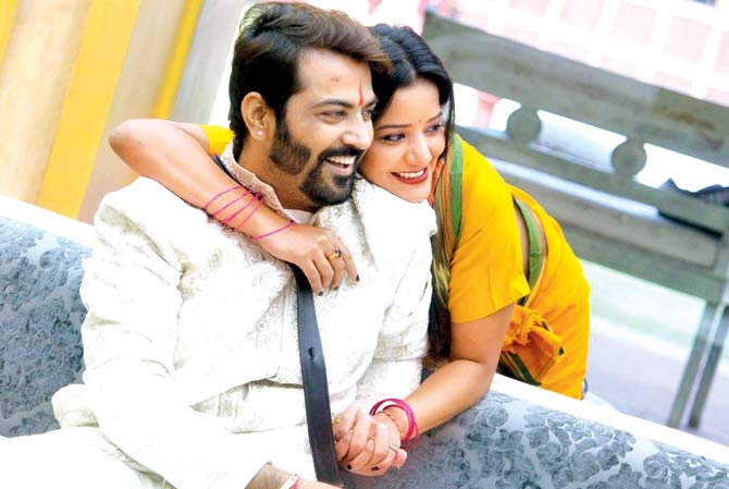 Manu Punjabi and Monalisa: Manu Punjabi returned to the Bigg Boss 10 house and joined Priyanka Jagga in the secret room. All eyes were on him and co-contestant Monalisa, given their growing closeness. In an earlier interview, 'Bigg Boss 10' contestant Monalisa's fiance, now husband, Vikram Singh, had confessed that it was difficult for his family to watch the show, given the Bhojpuri actress's proximity to co-contestant Manu Punjabi, inside the house. The close bond shared by the inmates was highly debated, both in and outside the house, with co-contestant Swami Om even hurling derogatory comments at the duo. Not only Monalisa, but even Manu Punjabi was engaged then. The commoner's fiancee's name was Priya Saini.