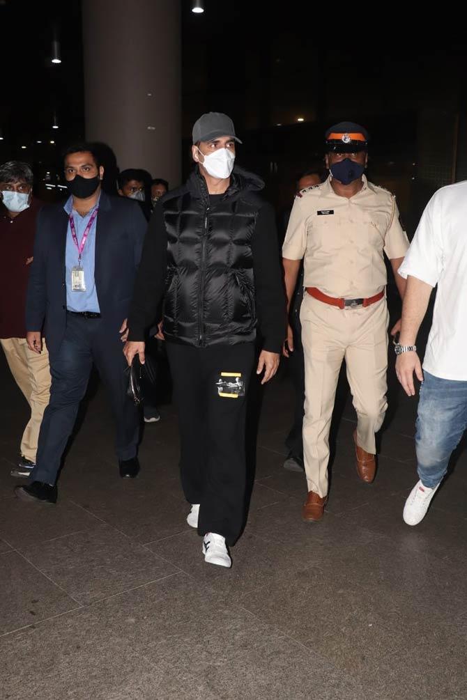 Akshay Kumar was clicked at Mumbai airport masked up and ready for his travels.