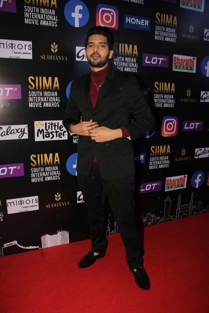 Popular singer Armaan Malik was also spotted at SIIMA 2021. The 'Butta Bomma' hitmaker looked stylish in a black suit and maroon jumper.