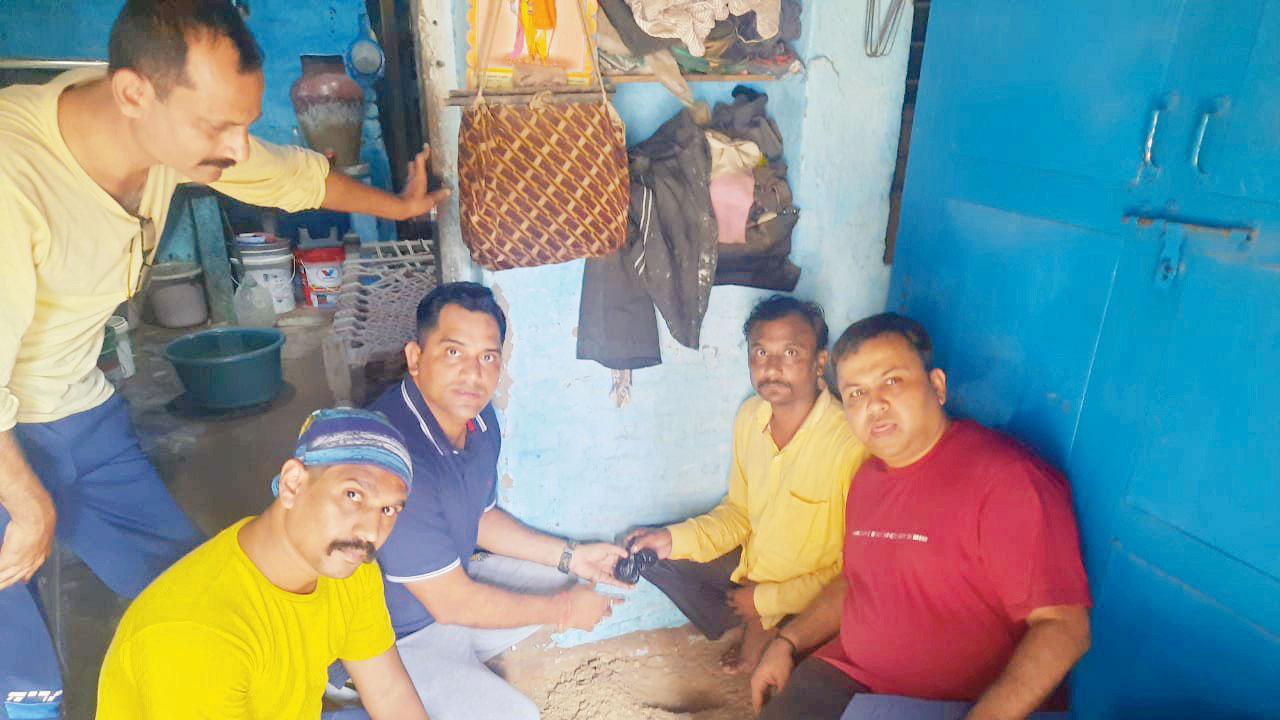 Cops dig up the jewellery from the carpenter’s house in Gujarat