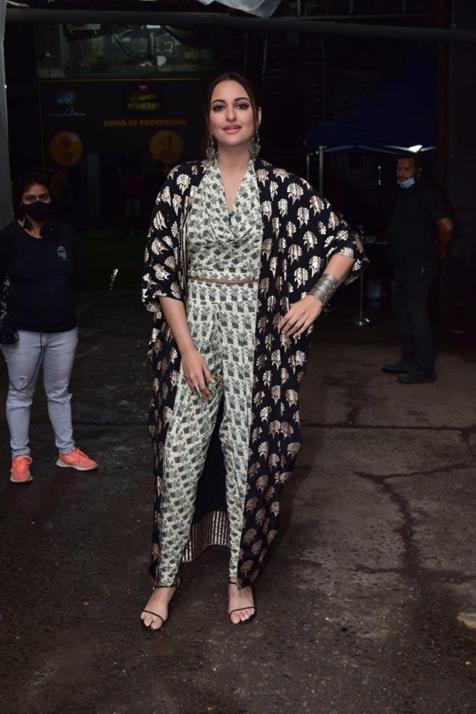 Sonakshi Sinha was clicked on the sets of 'Dance Deewane 3' in Mumbai. The 'Akira' actress looked chic in an ethnic printed co-ord set with a long jacket. Sonakshi complemented her outfit with some lovely silver jewellery.