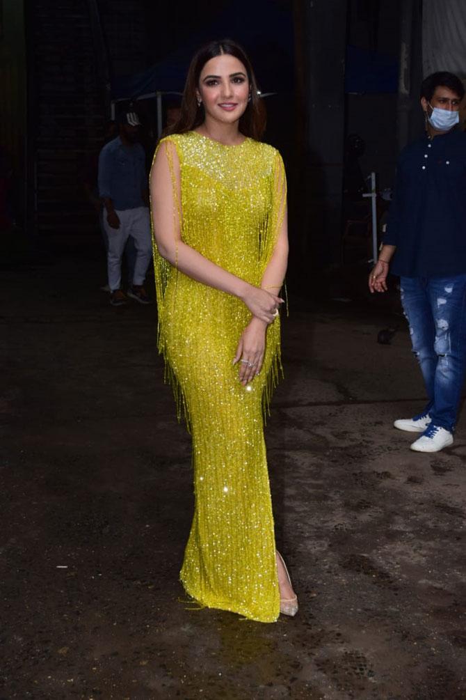 Popular telly actress Jasmin Bhasin was stylish in her sparkly yellow gown when clicked on the sets of 'Dance Deewane 3'.