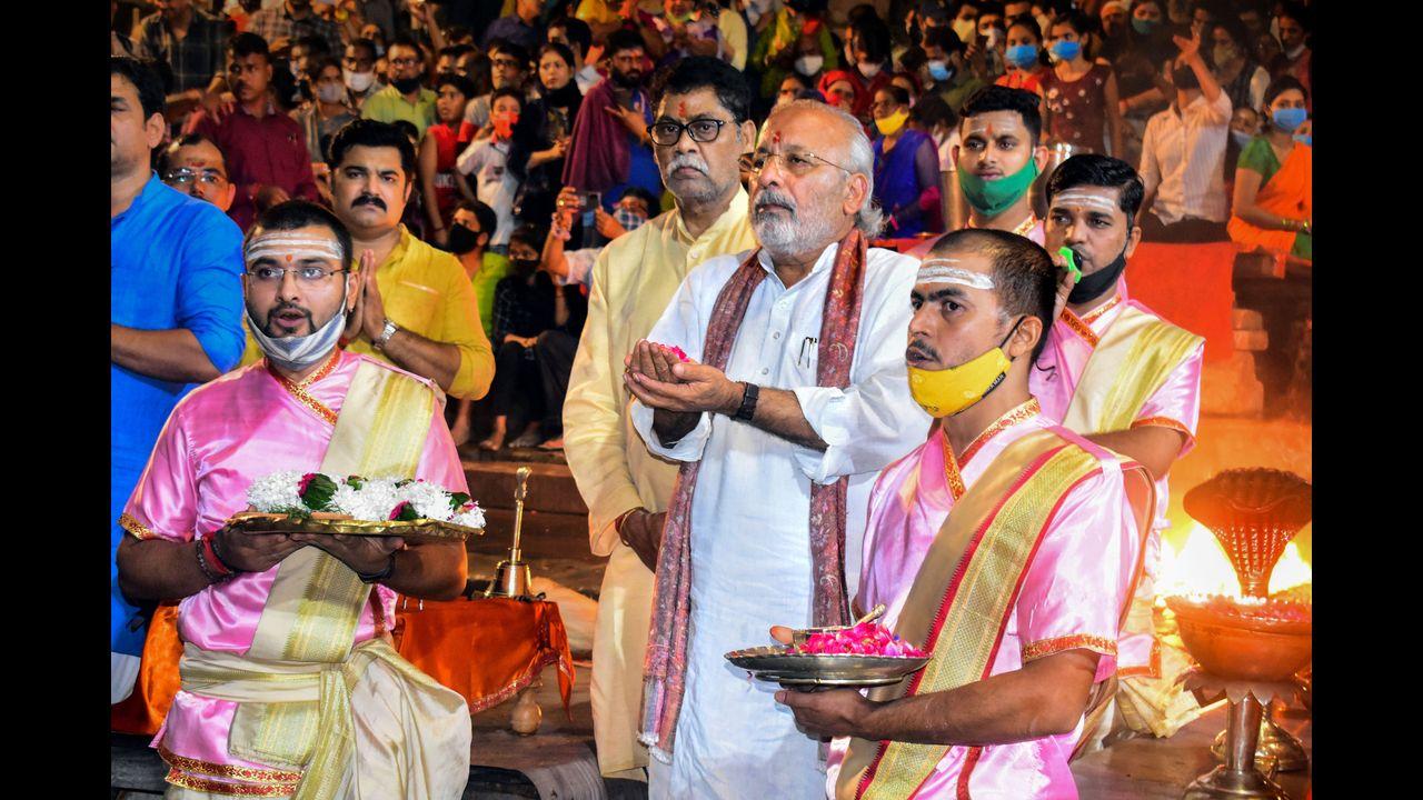 Modi being greeted by his supporters on the eve of his birthday, during the Ganga Aarti at Dashashwamedh Ghat in Varanasi. Pic/PTI