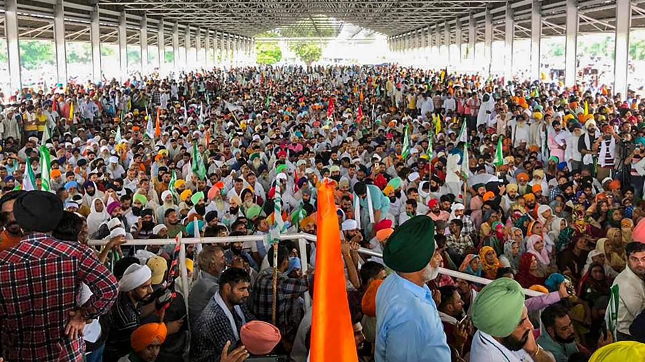 Farmers remove barricades to reach Karnal secretariat, stage sit-in protest