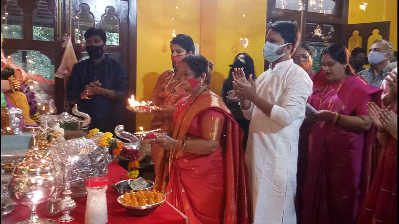 Mumbai Mayor Kishori Pednekar offered prayers to Lord Ganpati on 5th day of idol immersion at Mayor Bungalow in Byculla on Tuesday. Pic/Ashish Raje