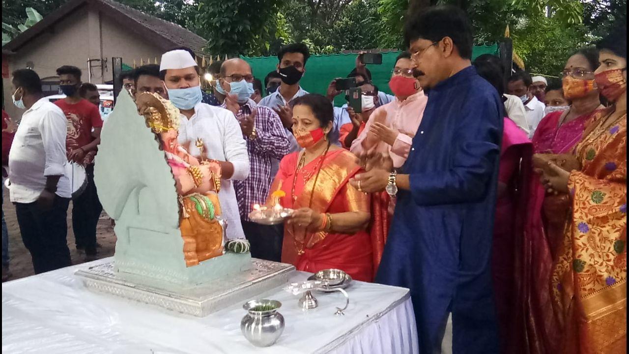 Mumbai mayor Kishori Pednekar offered prayers as she bid farewell to Lord Ganesha on the fifth day of the festival. She had earlier cautioned people against celebrating Ganesh Chaturthi outside their homes amid the rising cases of Covid-19 and positivity rate over the past few days in the city as well as Maharashtra. Pic/Ashish Raje