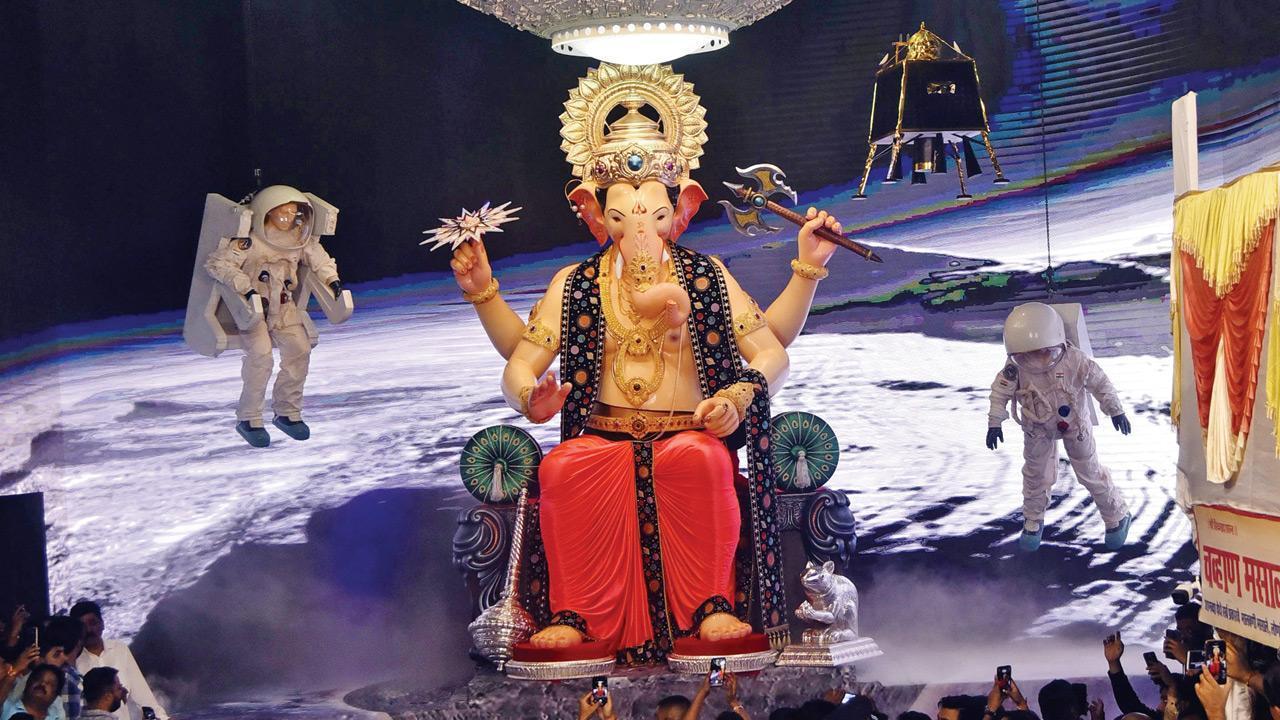 'Border cha Raja' Ganesh idol leaves Mumbai for temple in J-K's Poonch