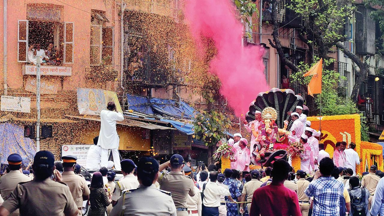 Mumbai: Mandals, authorities combine to send Covid protocol for a toss