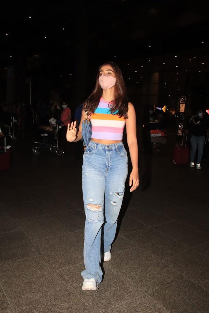Pooja Hegde looked pretty in a multi-coloured crop top and ripped jeans. The actress teamed her outfit with a pair of white sneakers.