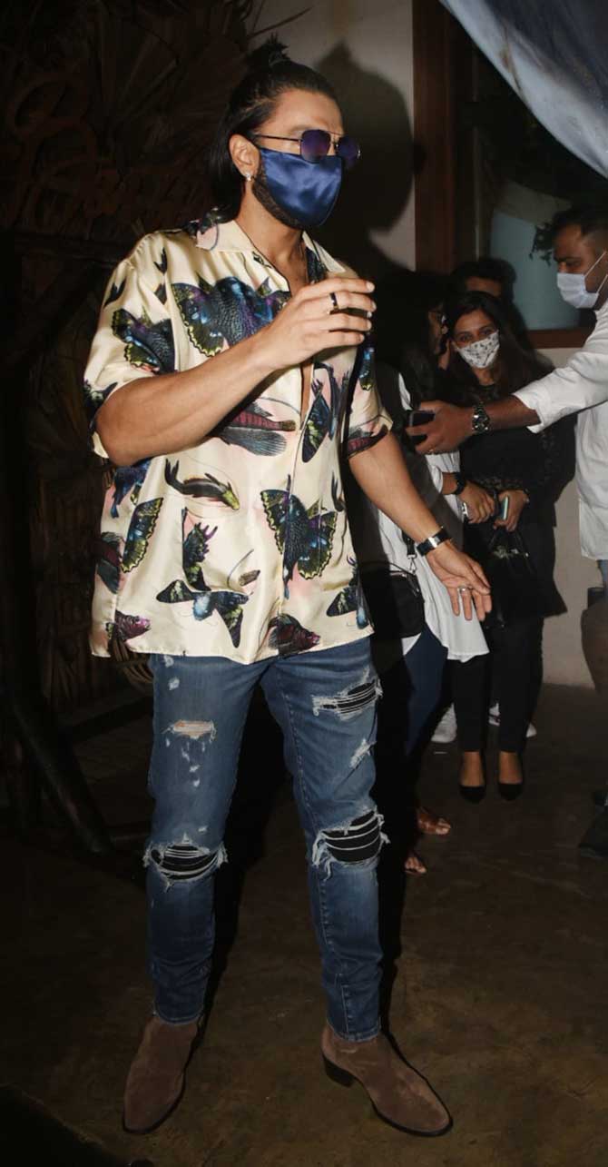 Ranveer Singh, Deepika Padukone and badminton champ PV Sindhu were spotted at a popular restaurant in Bandra, Mumbai. Ranveer was casual in a printed shirt and ripped jeans.