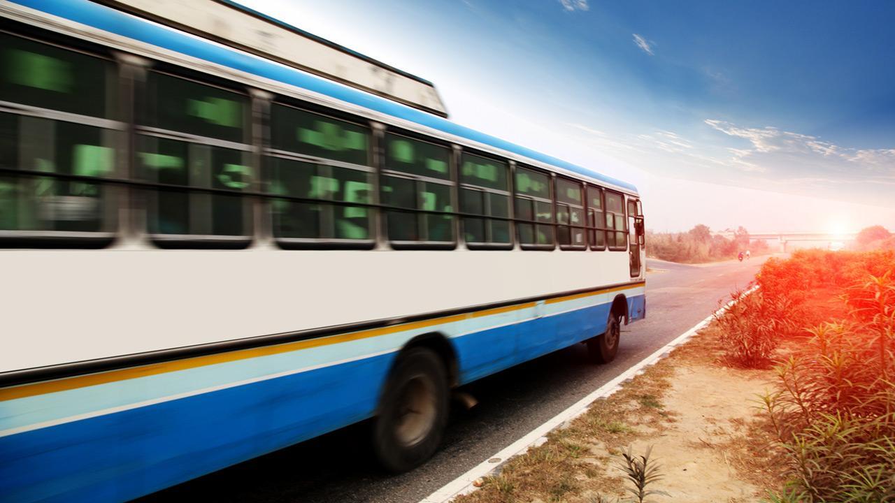 Bus speeds through Maharashtra-Goa border post without Covid-19 check, 3 held