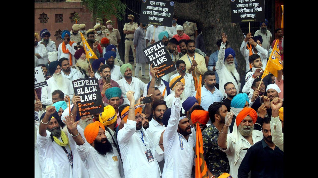 The protest march led to massive traffic snarls in several parts of the national capital, including Lutyens' Delhi and ITO. Pic/Pallav Paliwal