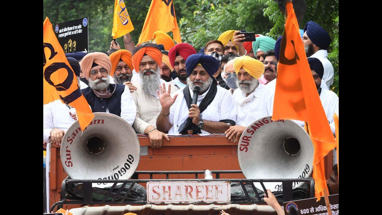 According to the police, the leaders were detained for taking out the protest march in violation of Covid-19 guidelines. They were subsequently released. Pic/Pallav Paliwal