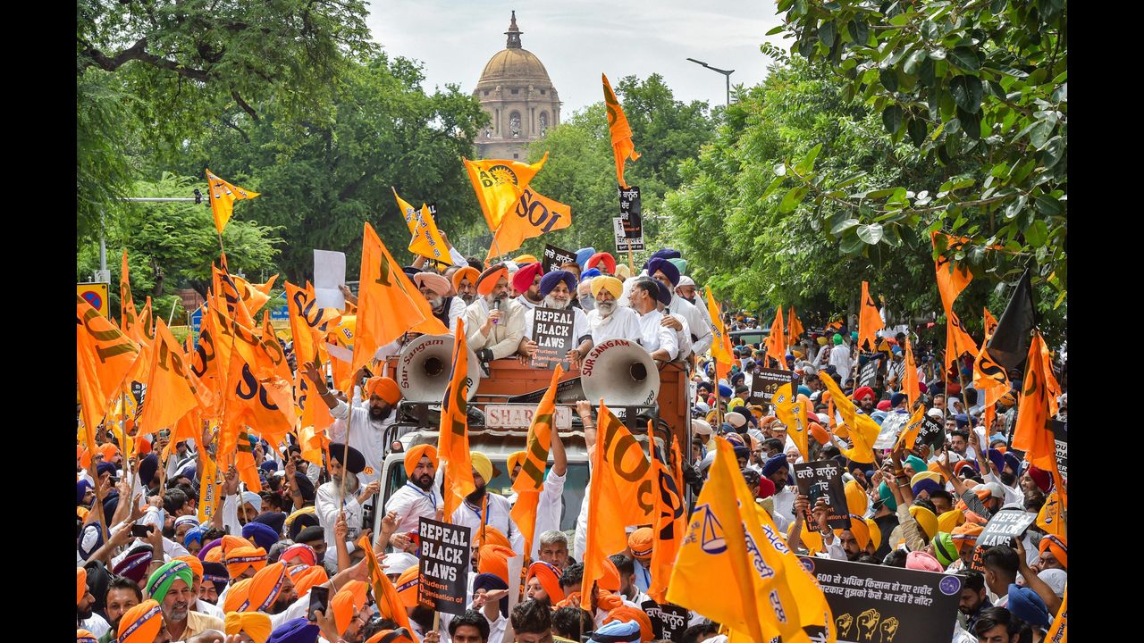 The SAD, which walked out of the ruling coalition at the Centre last year over the farm laws, observed September 17 as Black Day. The protest march was taken out from Gurudwara Rakab Ganj to the Parliament House. Pic/PTI