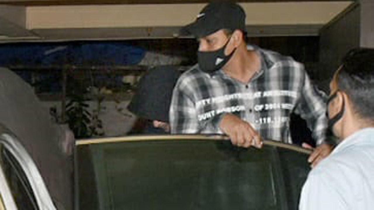 PHOTOS: Shah Rukh Khan goes undercover, hides new look under hoodie