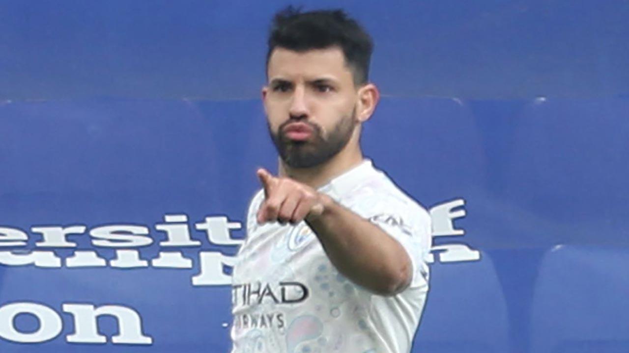Barcelona veterans take pay cuts so club can register Sergio Aguero